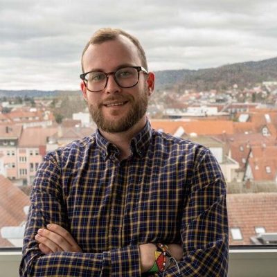 Leon Schäfer vom Psychologisches Institut Stuttgart (hatte bis Januar 2026 auch Standort in Schorndorf). 
Schäfer ist Psychologe und spezialisiert auf stressrelevante Themen und Stressprävention sowie Neurodiversität.