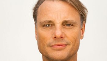 Tom-schwarz